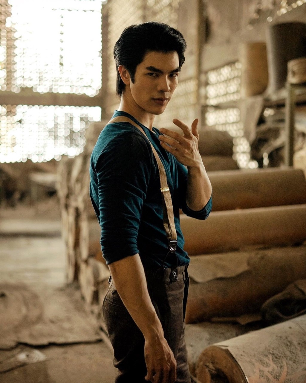 Mile在劇中飾演黑道家族少爺，一對濃眉man到爆炸！